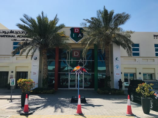 Hovedindgangen til Dubai International Academy.