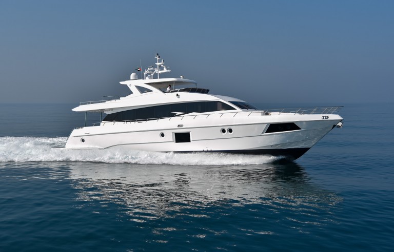 权威90型游艇侧面