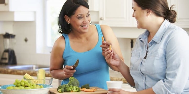 两名超重女性节食准备蔬菜厨房-000045584628_尺寸调整-750x375