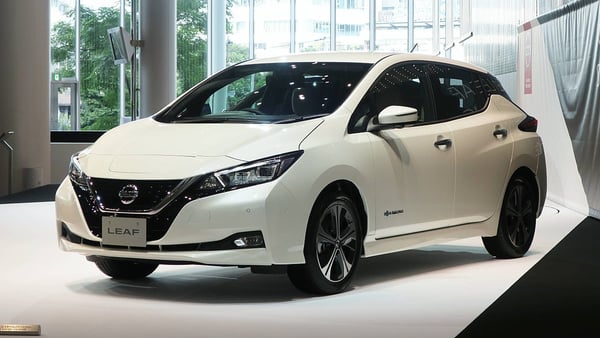2017-08-1_NissanLeafZE1_NissanGlobalHeadquarters_Wikimedia-Qurren.jpg