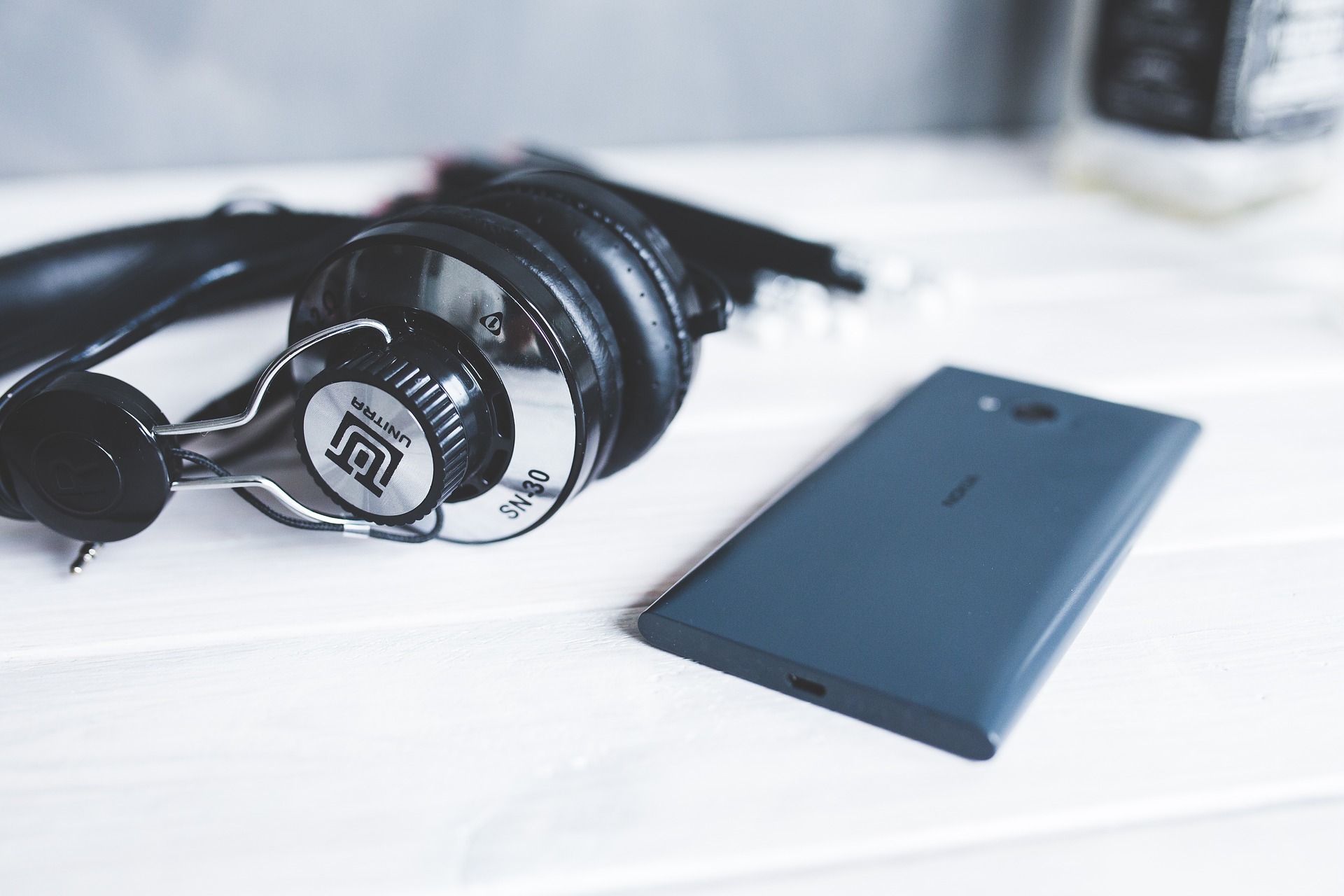 headphones-791152_1920.jpg
