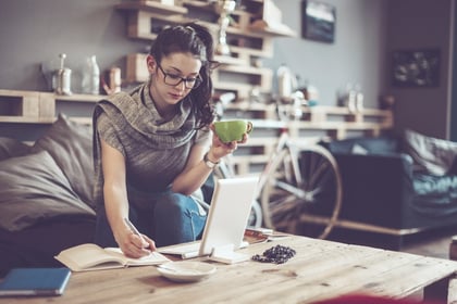 Wat is de WOZ-waarde van je woning? Bekijkt vrouw