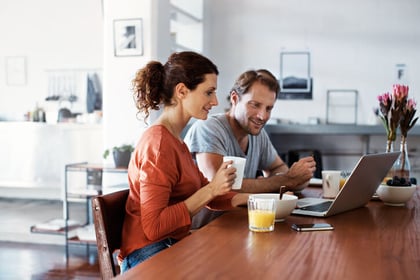 Koppel bekijkt opties tweede huis verhuren