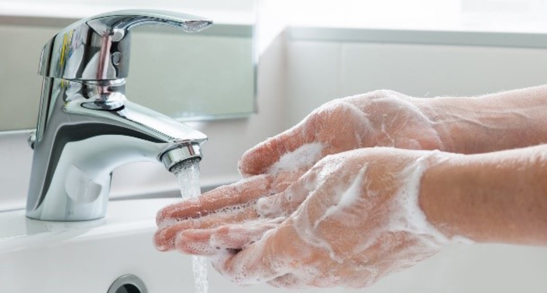 Käsiä pestään saippualla