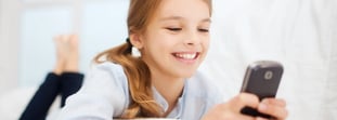 ¿A qué edad le debería comprarle un celular a mi hija?