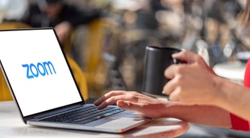 Zoomウェビナーでのチャット機能の使い方! 効果的な活用術は?