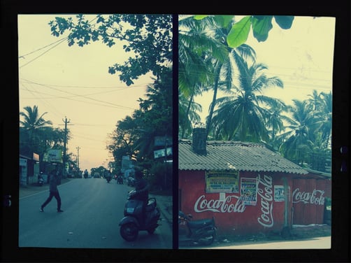 Links: Abendstimmung / Rechts: Ein Coca-Cola-Haus in Indien