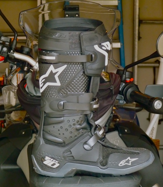 vriendschap bellen Bijdrager Motorcycle Boot Review: Alpinestars Tech 10 For Adventure Riding