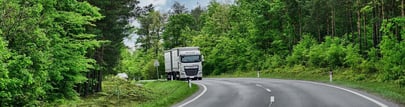 camion sur route de campagne
