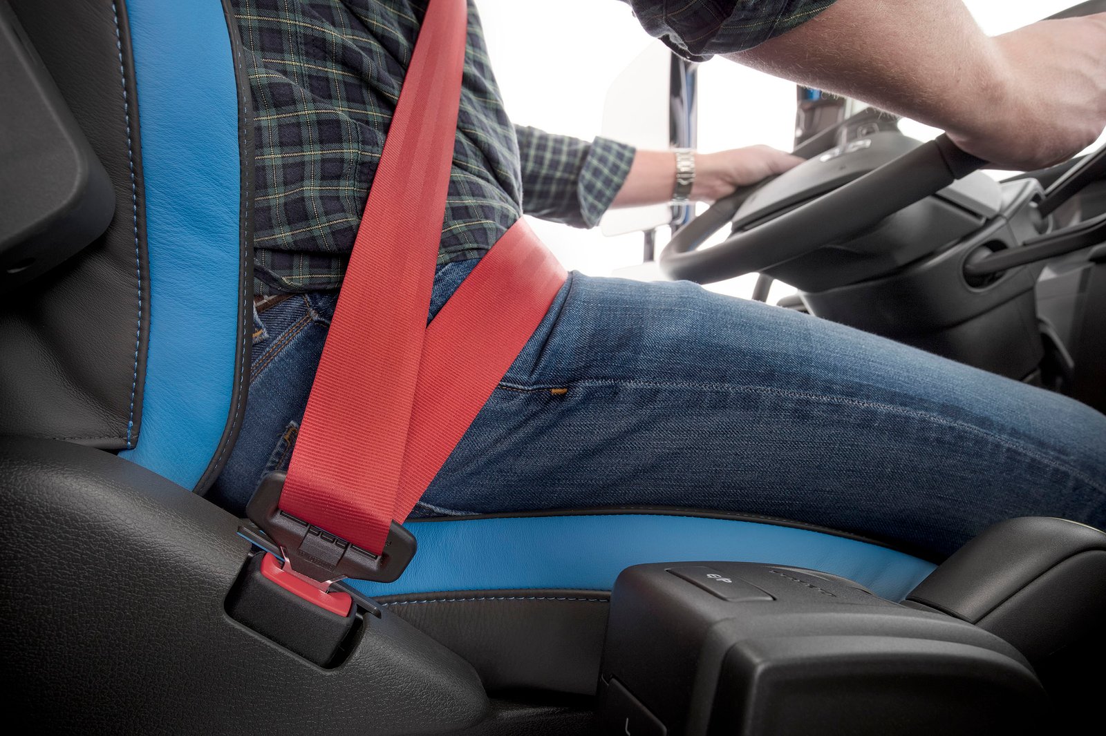 How do seat belt mechanics work?