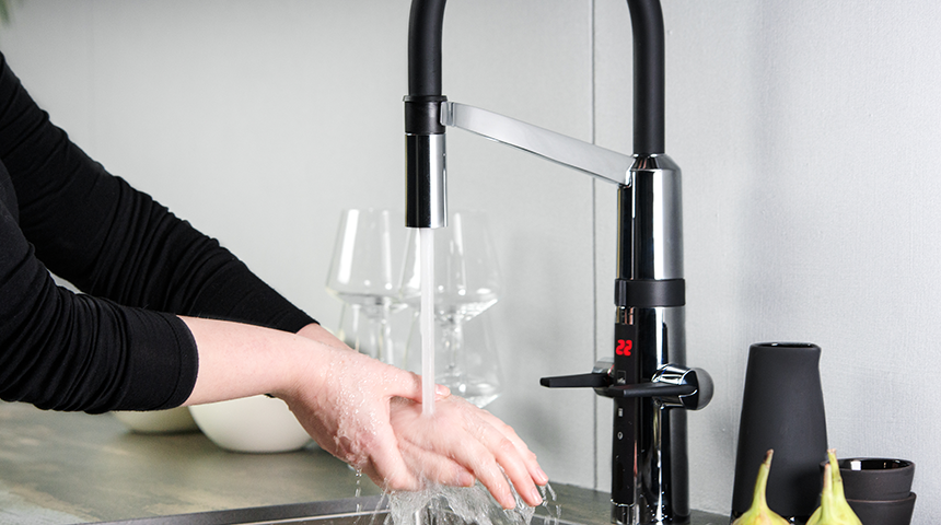 Smart hybrid faucet for increased comfort in the kitchen