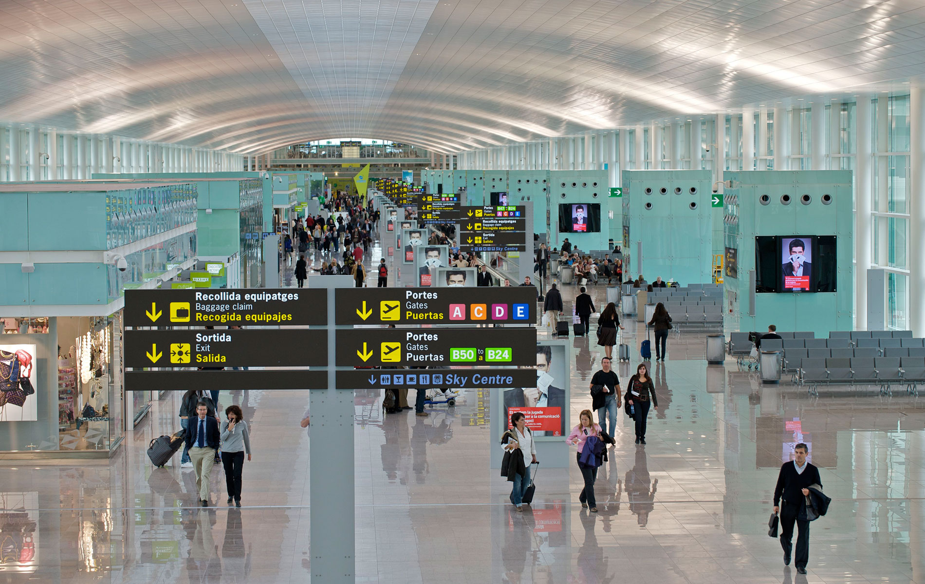 As pessoas que viajam se conectam com frequência a redes WiFi gratuitas para poupar gastos com dados móveis.
