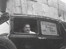 Kilchenmann Geschichte 1933 zeigt Hans Kilchenmann in altem Auto
