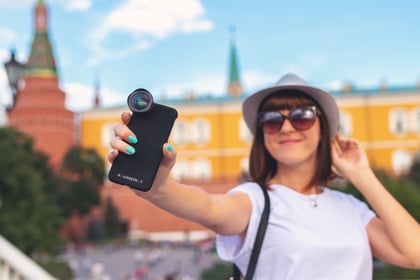 millennial-selfie-iseatz