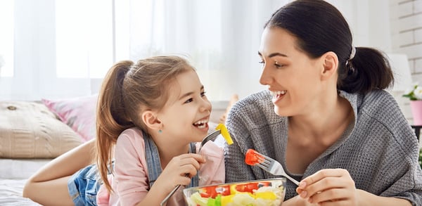 母女一起吃沙律