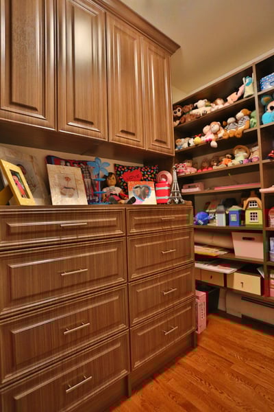 Milk Chocolate Walk in Closet with Double Hutch, Ladder Pull Handles, Crown Moulding, Adjustable Shelving