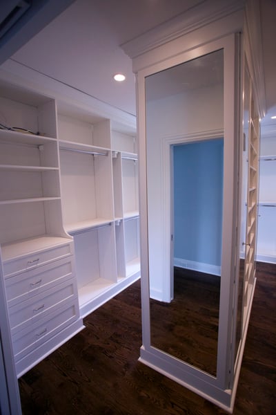 White Walk In with Hutch, Decorative Base and Crown Moulding, Mirrored End Panel, Adjustable Shelving