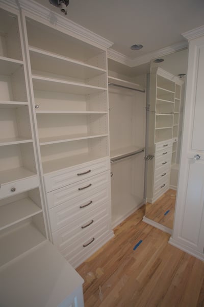 White Walk In with Mirrored Door, Raised Panel Drawers, Adjustable Shelving, Double Hang