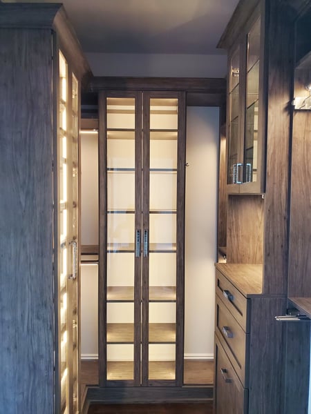 Innovative Closet Solutions Walk-in Crown Moulding Mullion Doors LED