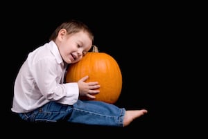 baby-hugging-pumpkin