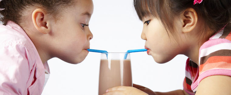 kids-sharing-chocolate-milk2