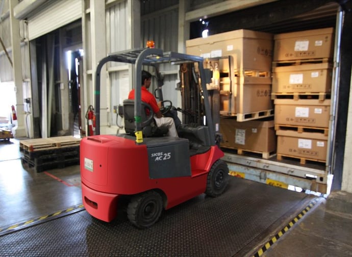 forklift-835342_1920-800x585