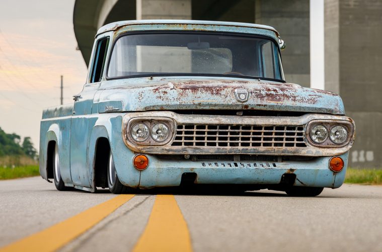 CAN YOU BELIEVE WHAT ENGINE THEY PUT IN THIS ’58 FORD F-100!
