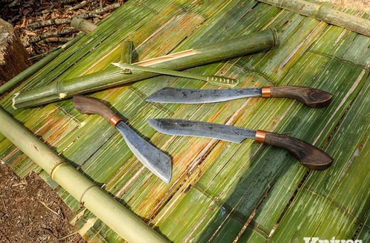 Bushcrafting with Authentic Malaysian Parangs