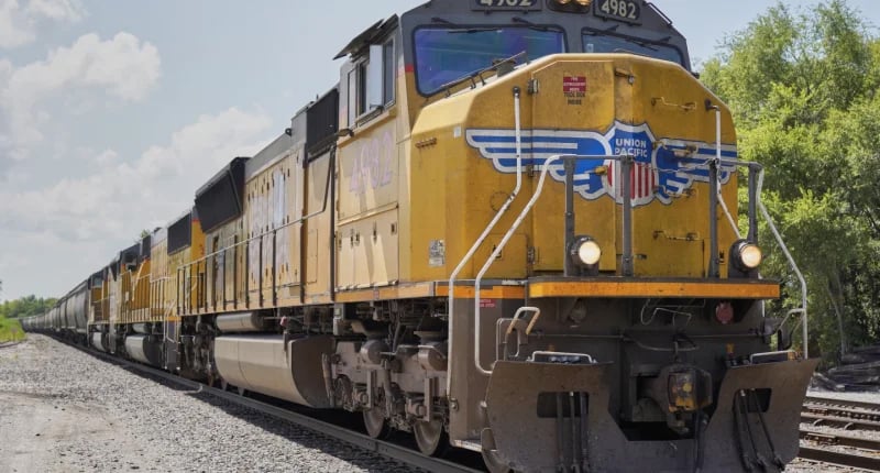 Railroad industry fights new locomotive pollution rules 
