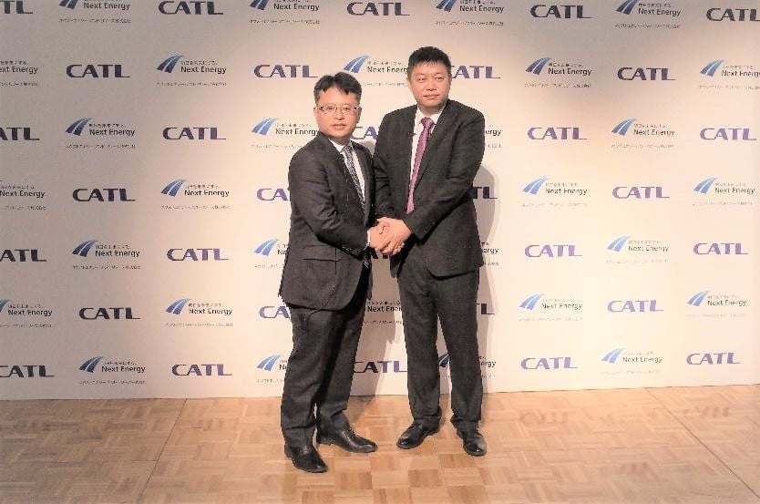 ネクストエナジー・アンド・リソースの伊藤敦社長(左)と、Contemporary Amperex Technology Co., Limitedの曾毓群 董事長兼CEO(右)