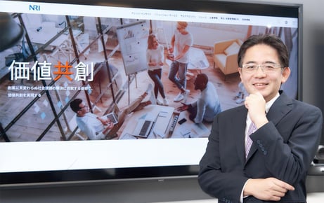 「誰もが“自らの意志で”働く場所を選べる世界」を創っていくのは情報システム部門――デジタルワークプレイスで社員の生産性向上を支えるNRI 村田氏に聞く、情報システム部門の新たなミッション