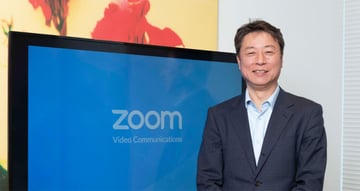 離れた場所でも「お互いの顔を見るコミュニケーション」、あたりまえの世界に——Zoom Video Communications 日本法人のカントリーゼネラルマネージャー・佐賀文宣氏に聞く「DX時代の働き方とZoomの世界観」