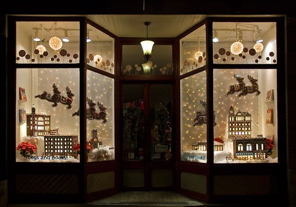 Holiday Window Display Ideas for Retailers