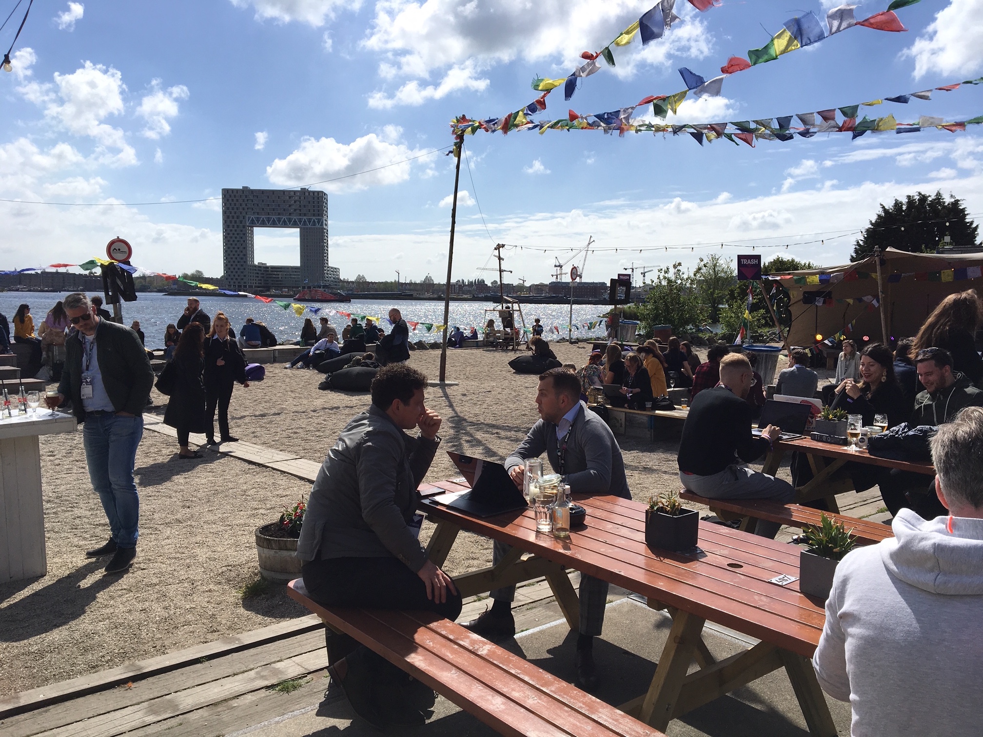 The Next Webin alueelle oli rakennettu viihtyisä rantakaistale. 