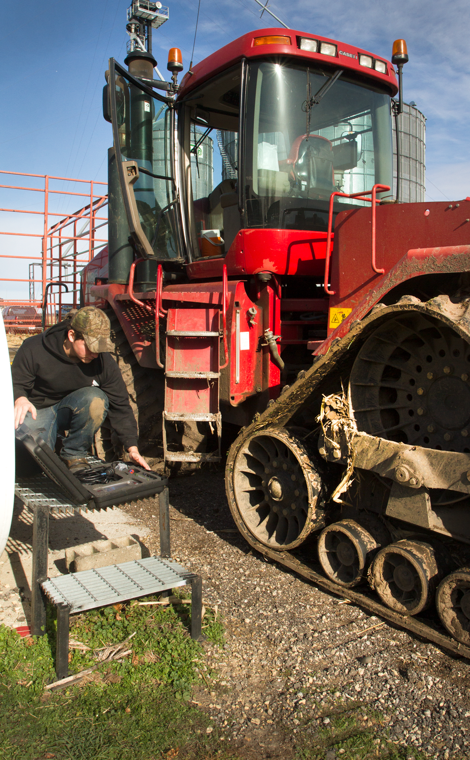 TRACTOR_TRACKS.png