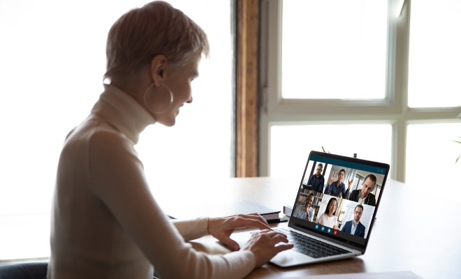 Female employee having a video conference with colleagues from the safety of her home | Varay Managed IT, San Antonio & El Paso