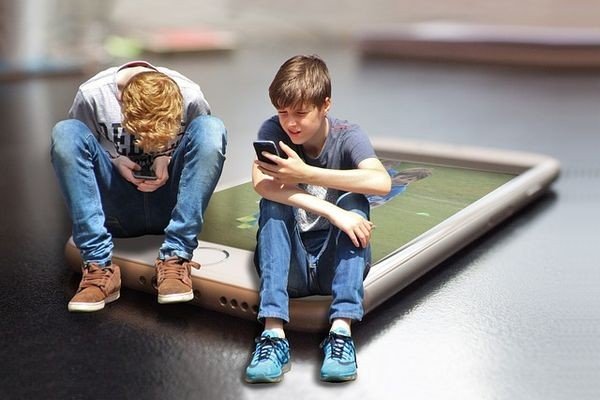 Опрос Norton: Родителей пугает увлечение детей мобильными устройствами