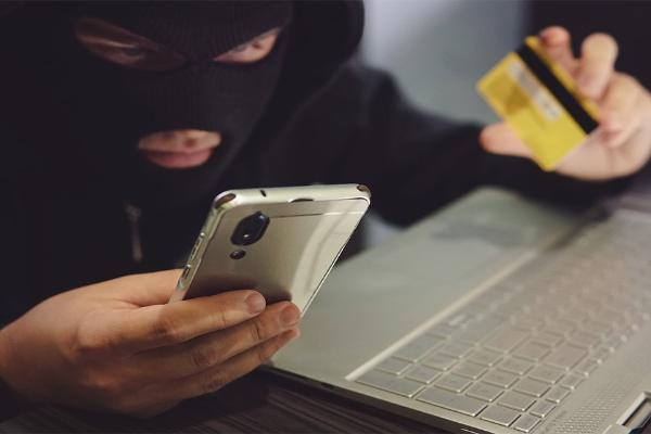 Телефонные мошенники используют новую тактику для хищения банковских данных