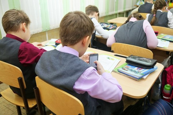 Для российских школьников разработают особые «шкулфоны», потому что смартфоны им могут запретить