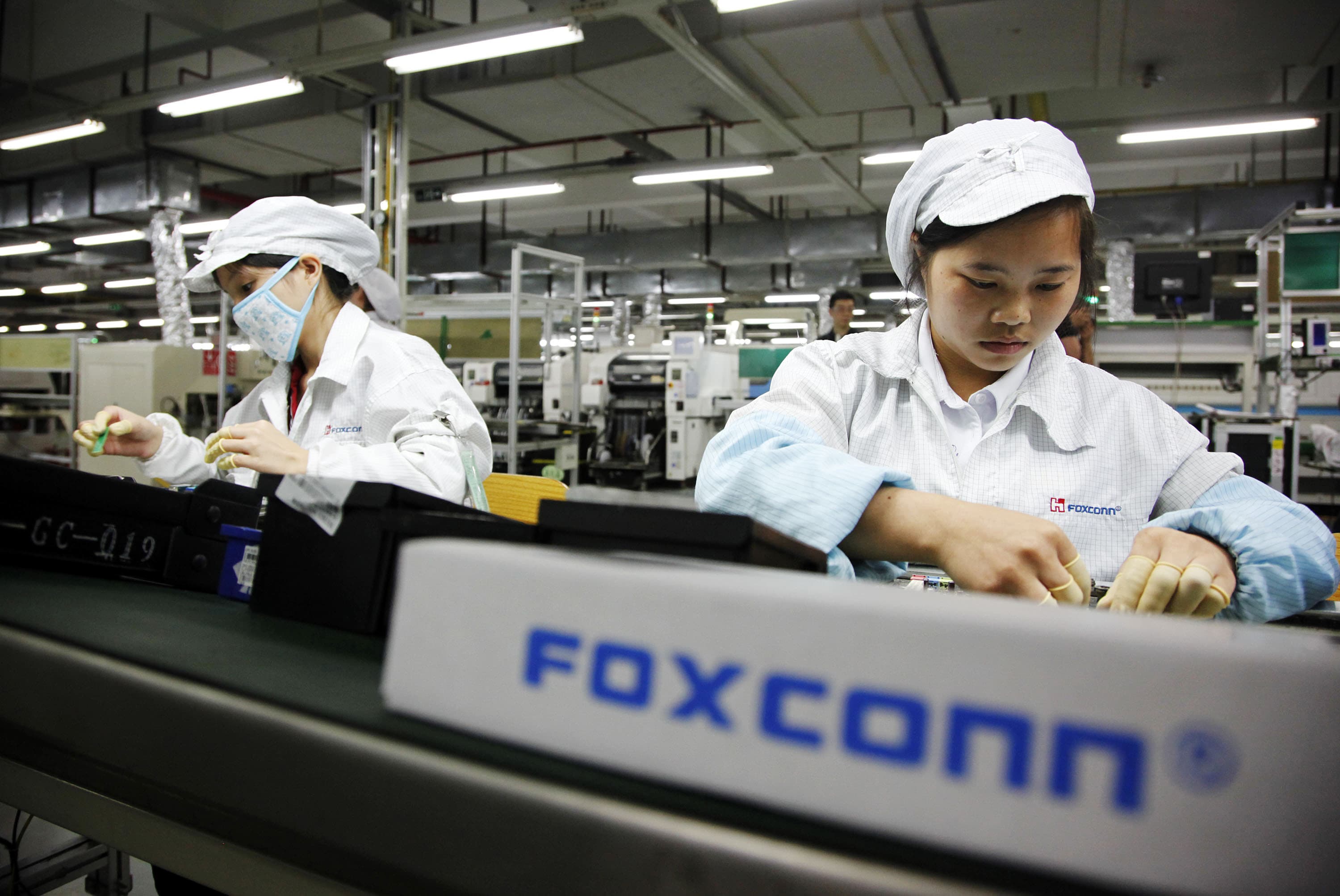 Доходы Foxconn в марте снизились на 7,7%
