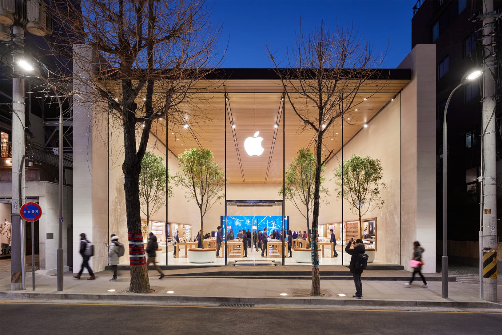 Apple возобновляет работу единственного магазина в Южной Корее