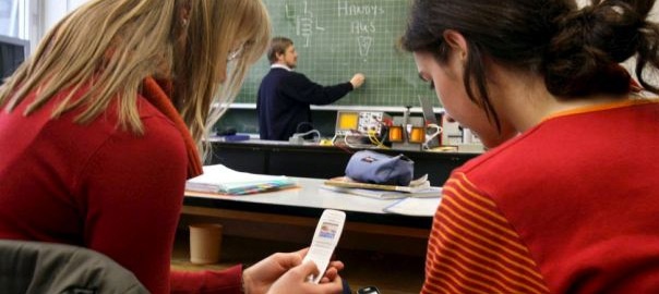 Опрос: большинство россиян поддерживают запрет мобильных телефонов в школах