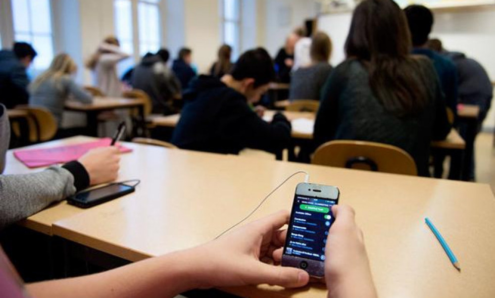 Минпросвещения: каждая четвертая школа запретила телефоны на уроках