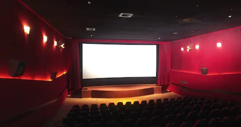 Кинотеатры в России планируют открывать в июле