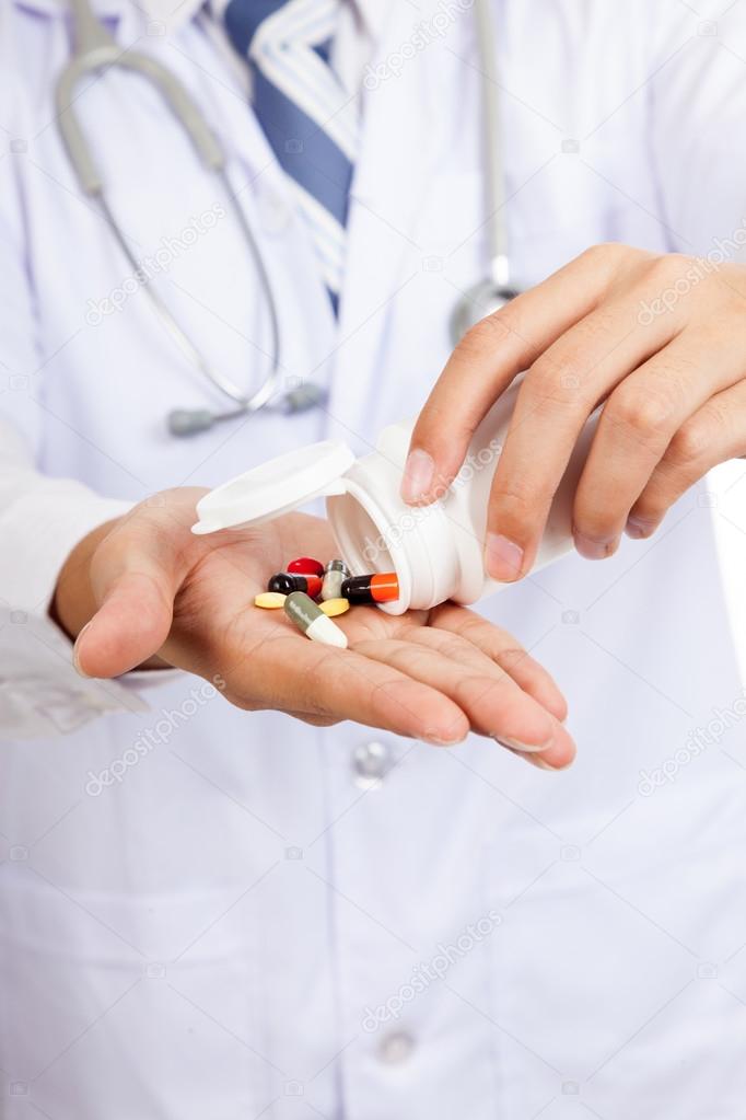 Доставлять лекарства из онлайн-аптек разрешат только врачам и фармацевтам