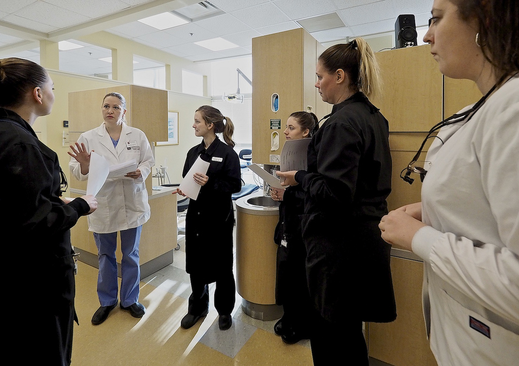 Planificar una estrategia para conseguir promotores y referidos es esencial para un clínica