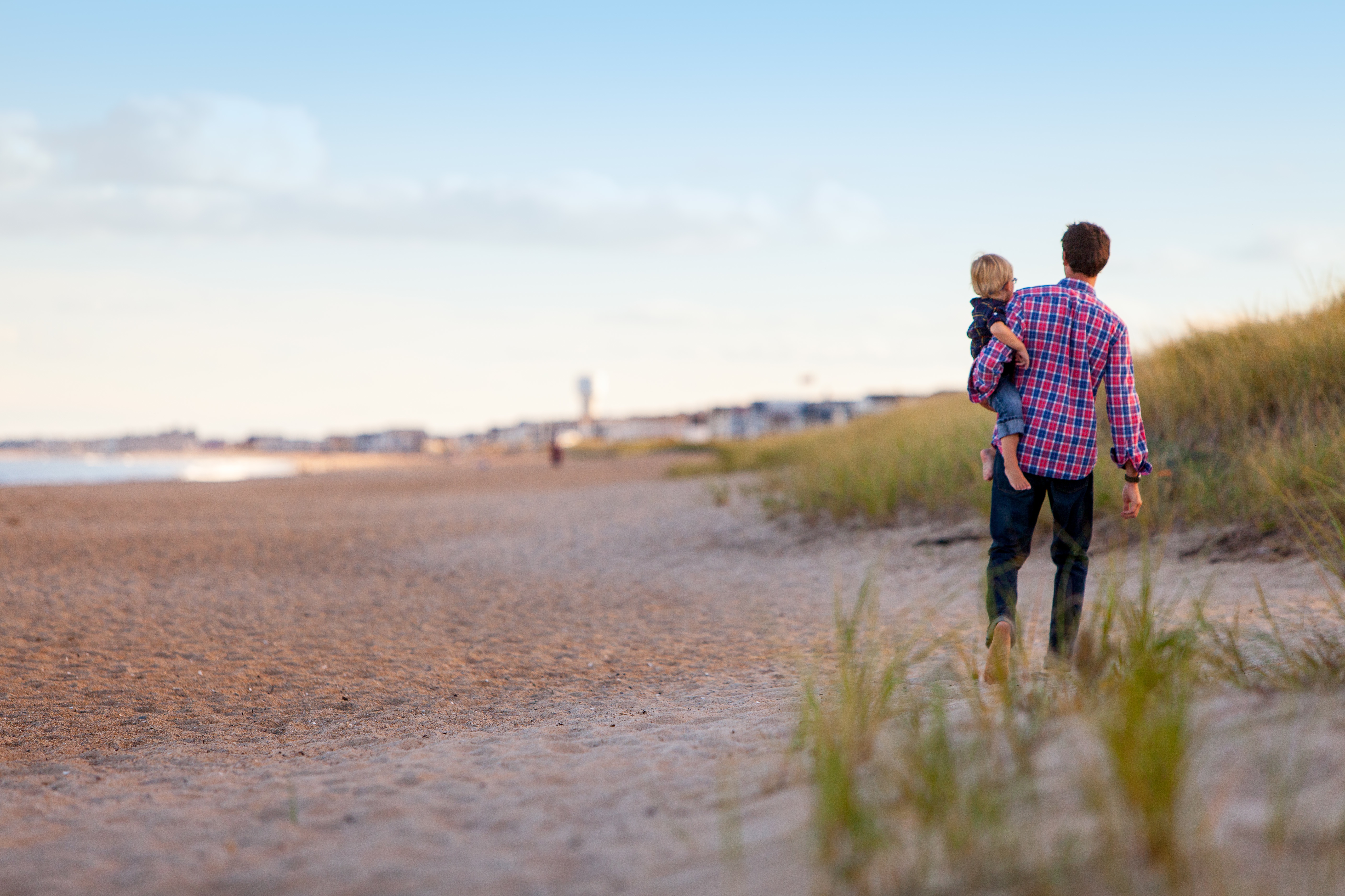 buyer persona of a man with a kid on the beach