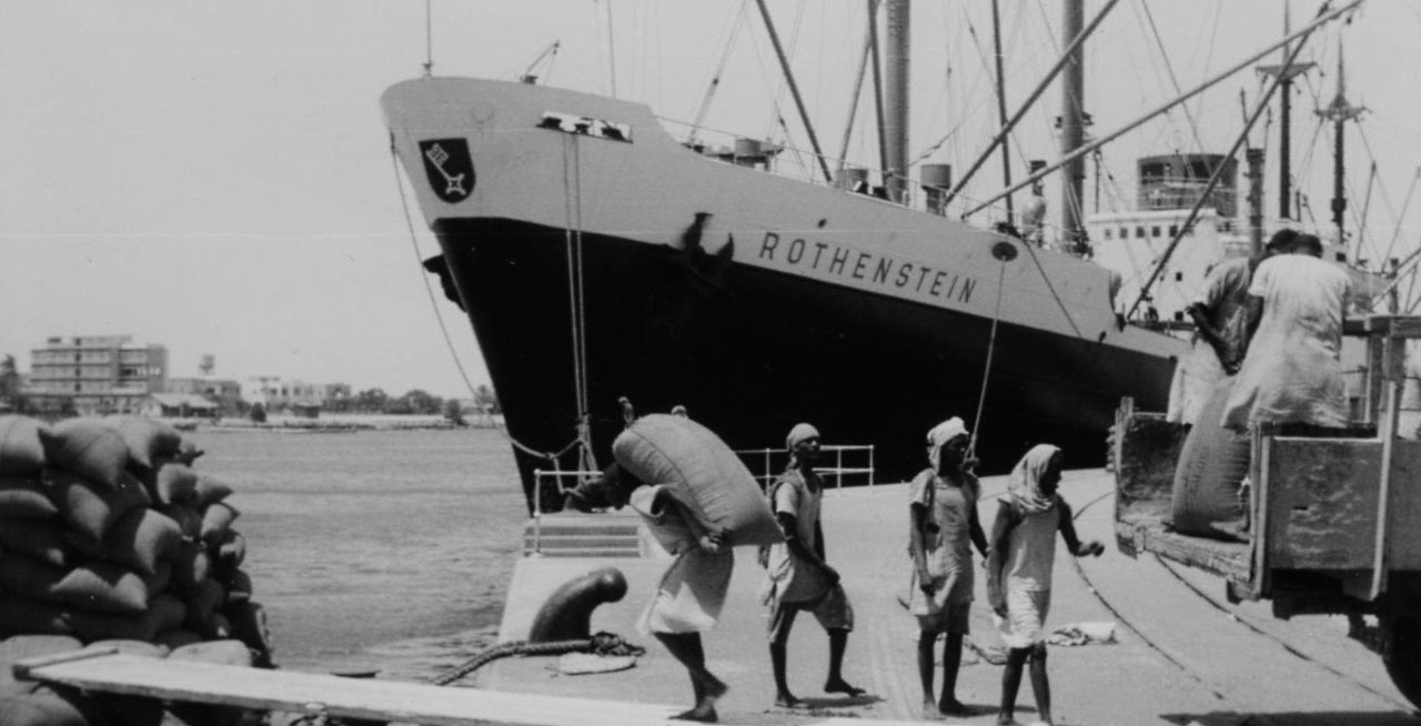 Dockers-loading-bagged-cargo-1960-Port-Sudan