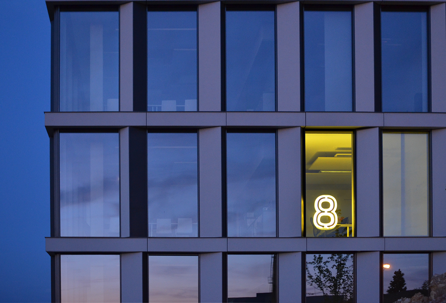 TechBase_leuchtet (1)-1