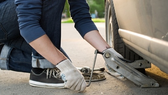 How to change a tyre [infographic]